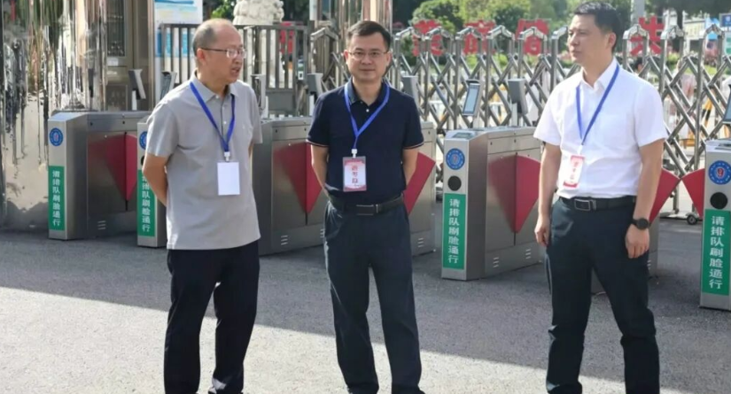 县领导巡视高考考点