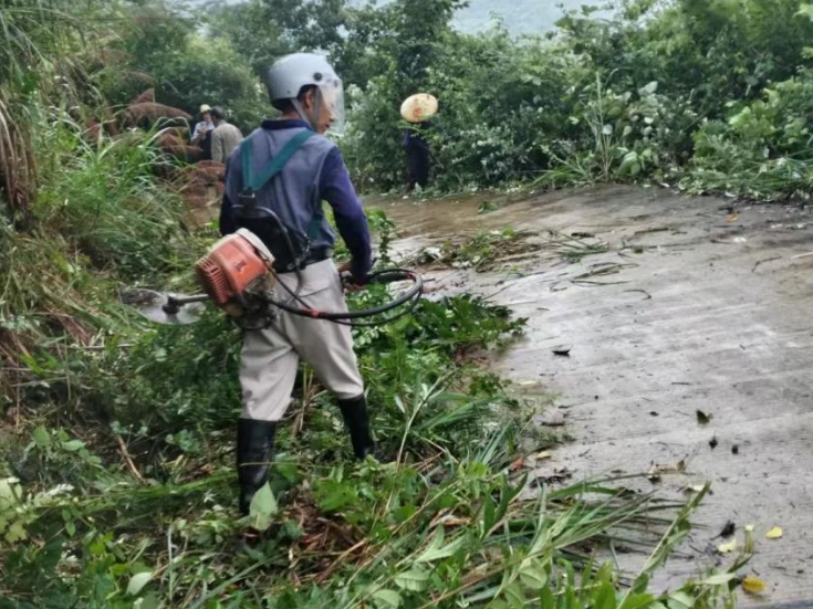 雨后清路护出行  党群共建畅安路 ——金岩土家族乡金鸡洞村依托党群服务中心开展山间通组道路整治行动