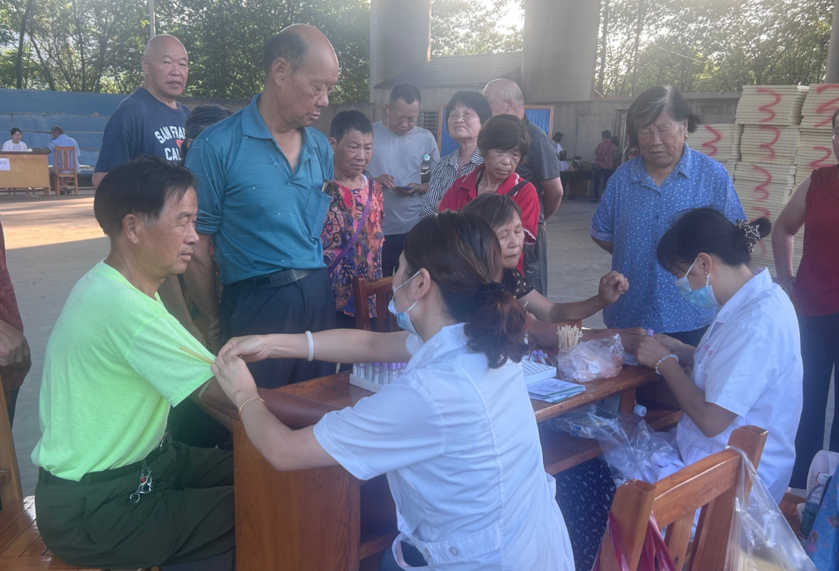 零阳街道琵琶村：健康送上门 关爱暖夕阳  开展65岁以上老年人免费体检