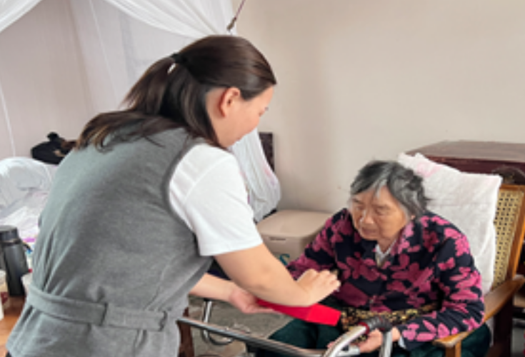 荣誉不缺席，关怀送到家——零溪镇两岔溪村上门为老党员颁发“光荣在党50年”纪念章