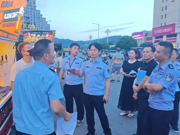 慈利县多部门联合开展城区夜间食品摊贩安全隐患专项排查整治行动