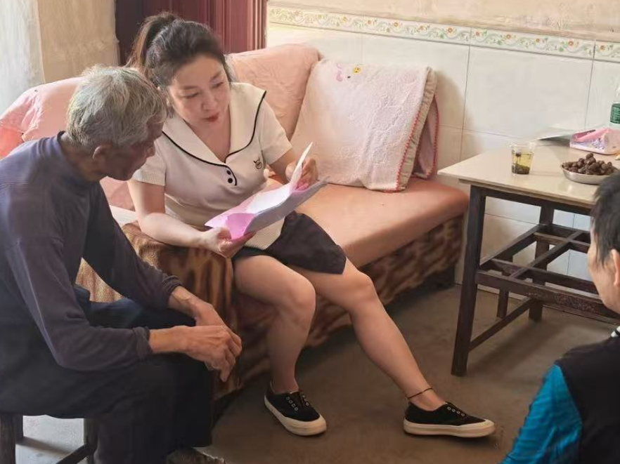 暖心义剪进家门 关爱老人暖人心——星子山村开展留守老人走访关爱行动