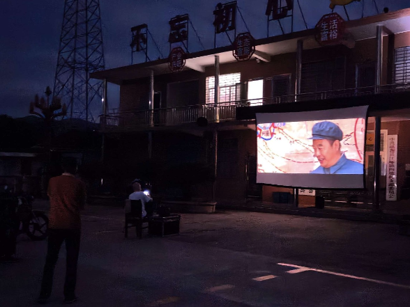 江垭镇四坡村露天电影点亮乡村夜生活