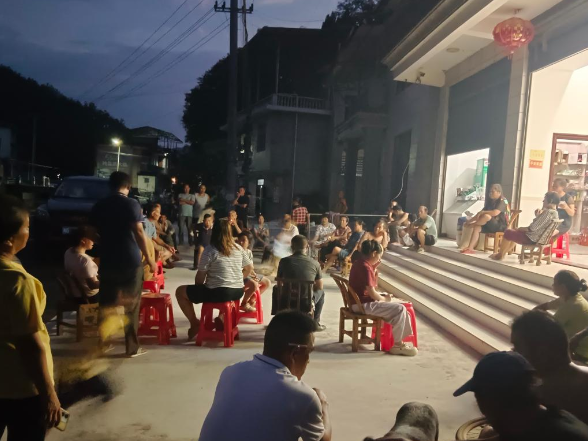 金岩土家族乡双中村： 屋场宣讲零距离 惠民政策润民心