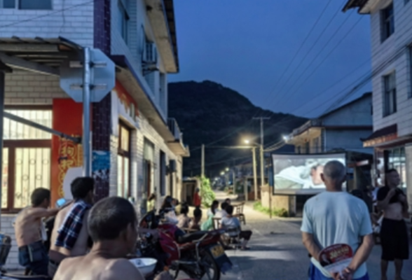 零溪镇锣鼓村：一方银幕点亮乡村夜 文化惠民润心田