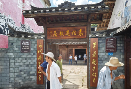 强军路上走来 振兴途中奋进——三官寺土家族乡新民村全体党员和退役军人共庆“八一”