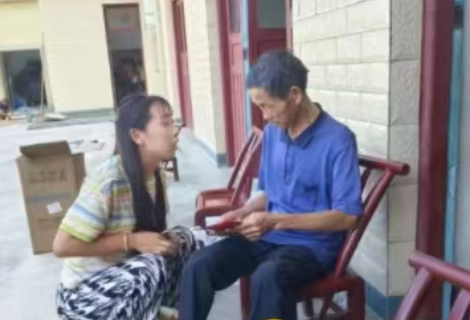 龙潭河镇华山村：情暖学子励成长 走访慰问老党员