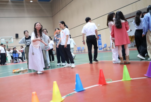 慈利县芙蓉学校：表彰先进扬师德   趣味团建暖师心