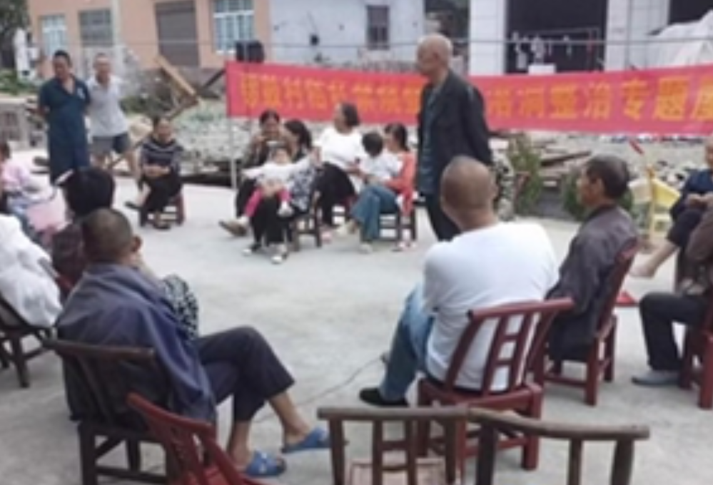 零溪镇锣鼓村：屋场会上听民声 秸秆禁烧与溶洞安全整治齐推进