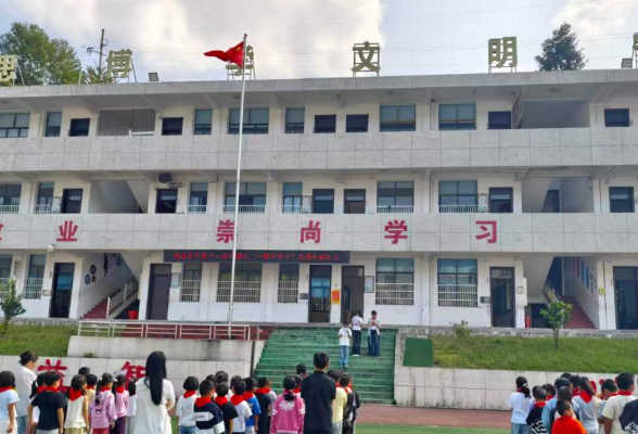 一抹中国红 一颗少年心——洞溪乡中学主题升旗仪式启动红领巾主题活动周