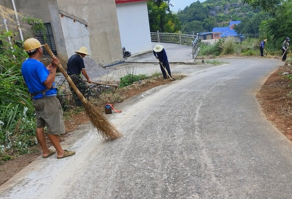 零阳街道铜台社区：党群同心护道路 美丽铜台畅出行