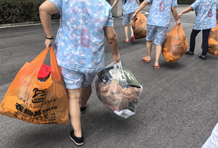 慈利爱心人士向张家界市精神病医院捐赠秋冬衣物  温暖特殊患者
