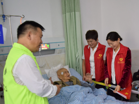 慈利县禁毒协会、壹禄福慈善会走访慰问百岁抗战老兵李钧楚