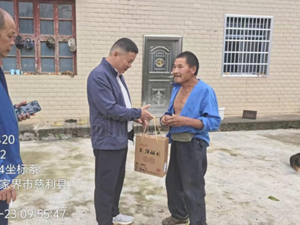 情暖中秋送关怀 走访慰问暖人心 —— 洞溪村开展中秋入户走访慰问活动