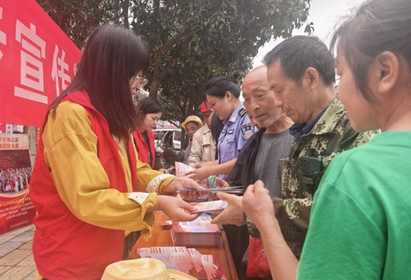 慈利县民族宗教事务局：宣传周里“草帽传情”促法入心