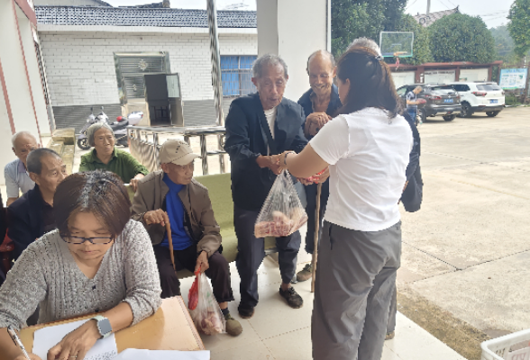 杨柳铺乡四桥村开展中秋敬老爱心慰问活动