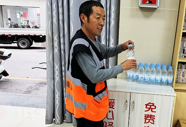 零阳街道白沙井社区：小小暖心驿站 守护城市“美容师”