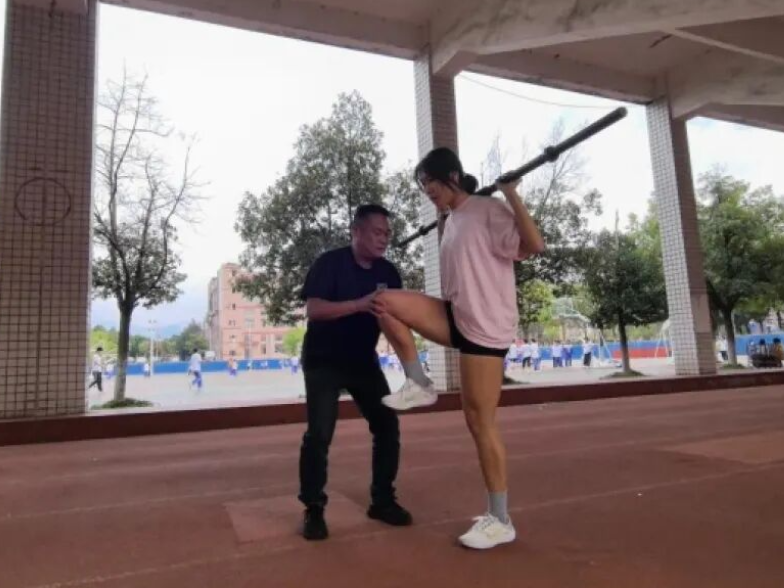 湖南好人丨自制器械，体育老师朱有辉从教26年，送出百枚金牌和三名北大学子