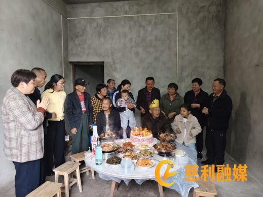佛袈山村慰问祝寿高龄老党员活动.png
