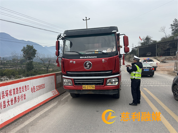 交警对来往车辆开展检查_副本.jpg