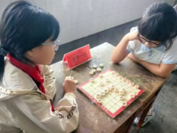 江垭镇中心完小： 楚河汉界展风采 少年对弈悟智慧