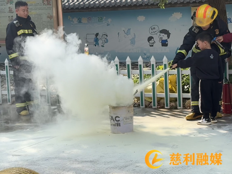 幼儿园消防演练3.jpg 幼儿园消防演练3.jpg