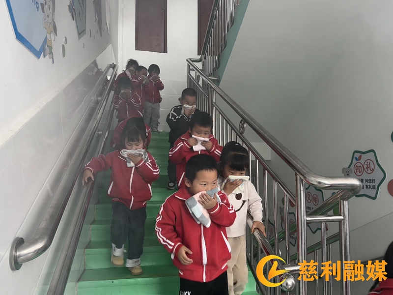 幼儿园消防演练2.jpg 幼儿园消防演练2.jpg