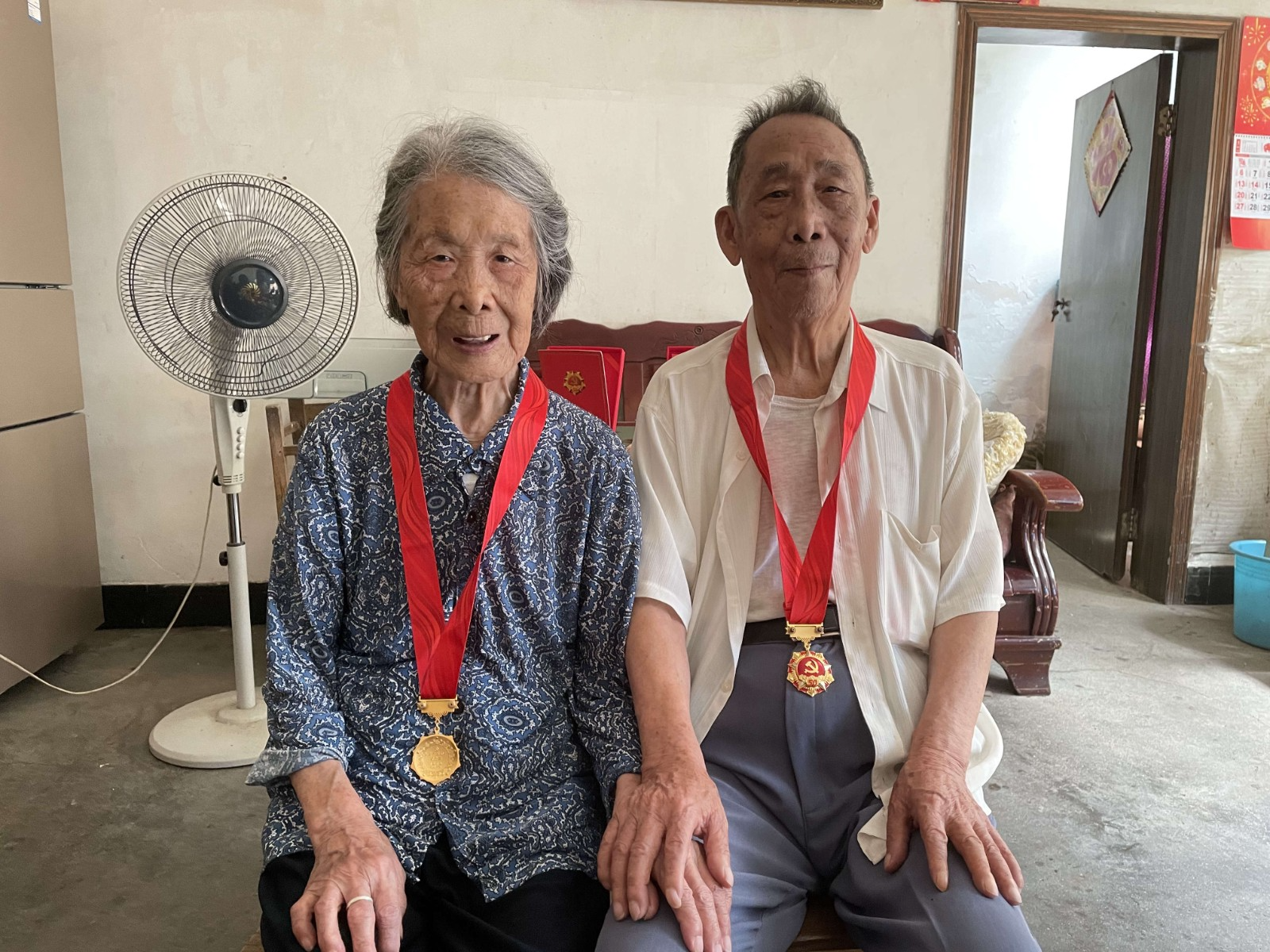 白金婚70周年，苏仙区老党员夫妻同获“光荣在党50年”纪念章