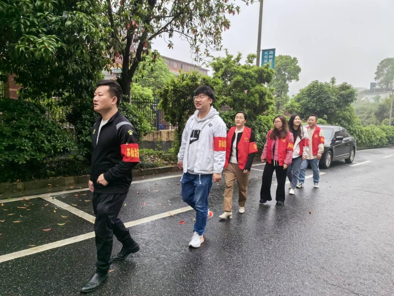 王仙岭街道铁炉冲社区组织开展义务巡逻志愿服务活动