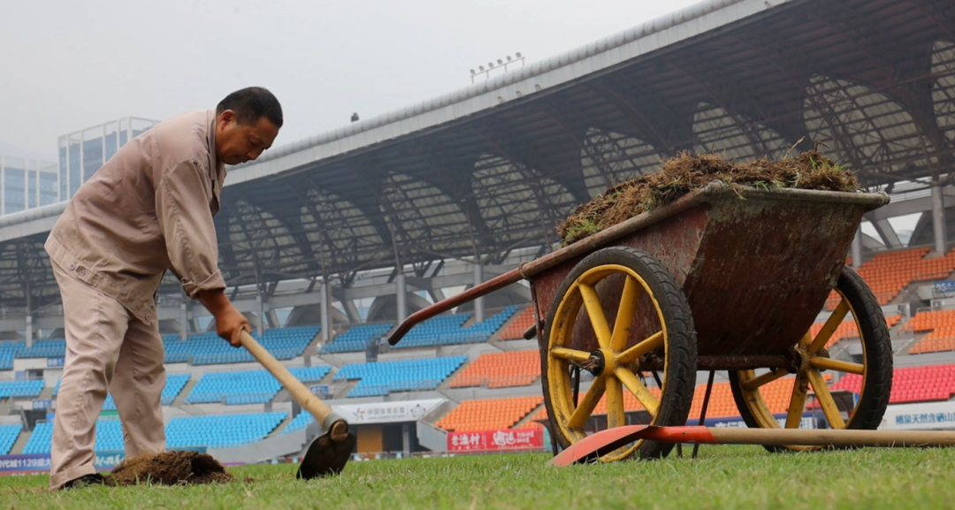 湘超郴州赛区：草坪 “术后修复”，守护绿茵激情