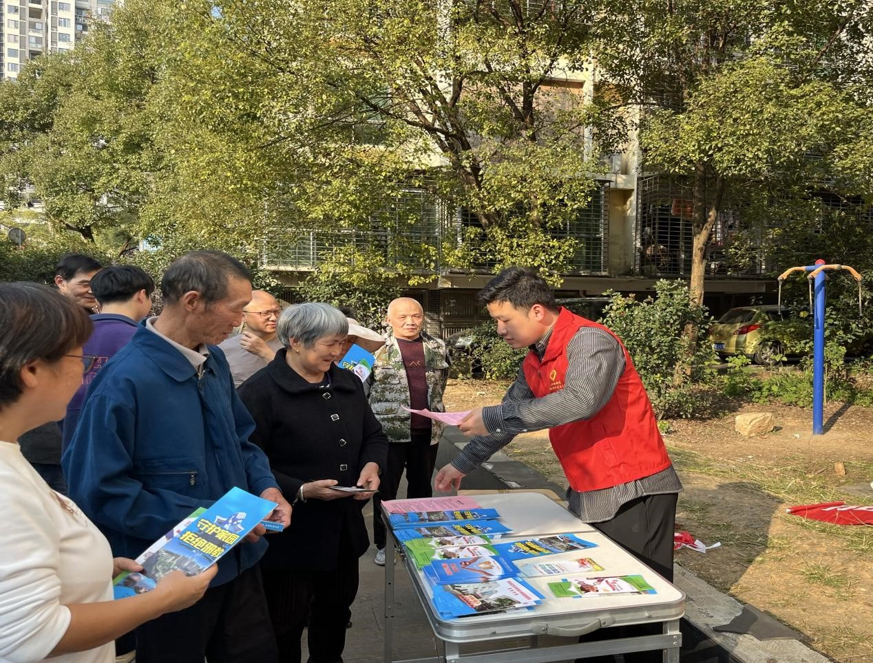 王仙岭街道锁石桥社区开展消防安全主题宣传活动