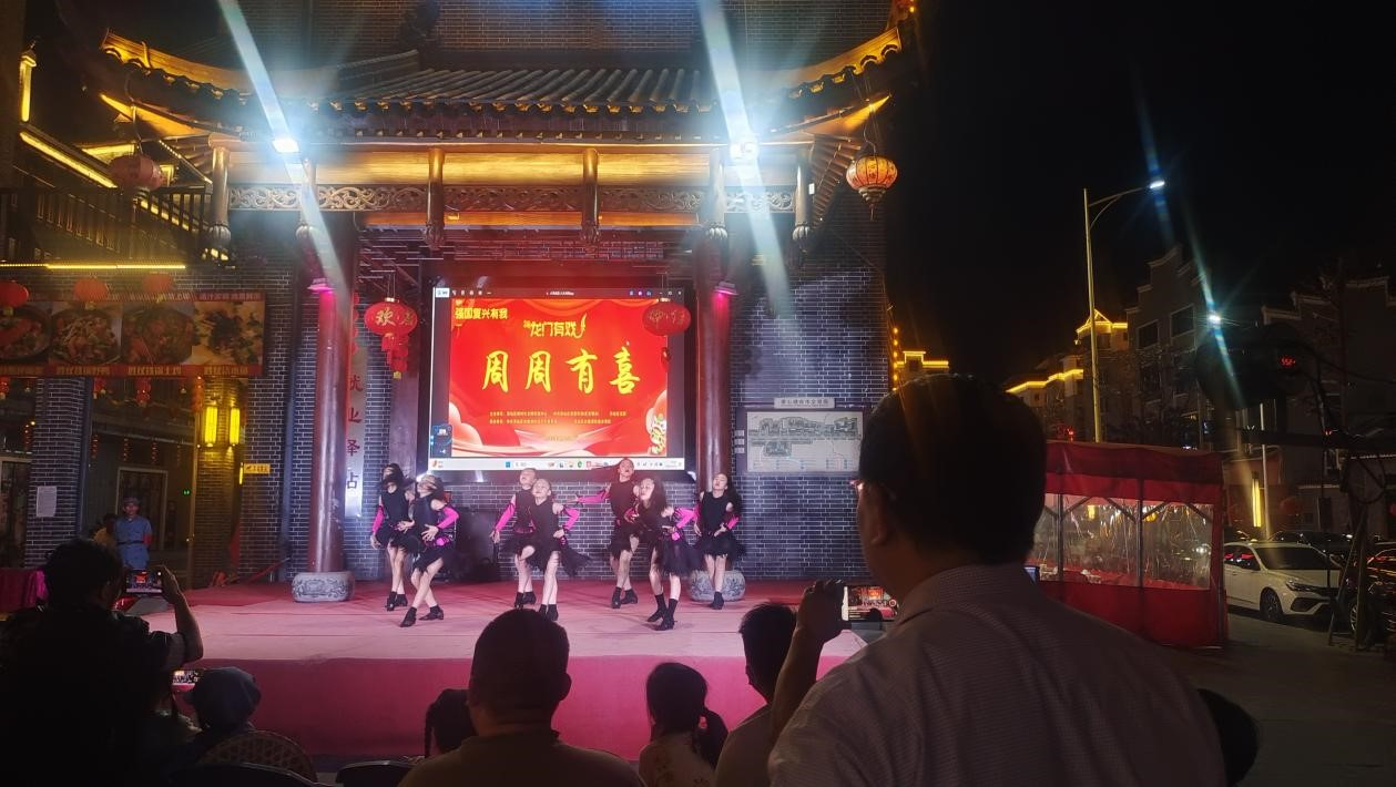 白鹿洞街道白鹿洞一社区开展“龙门有戏 周周有喜”文艺汇演活动