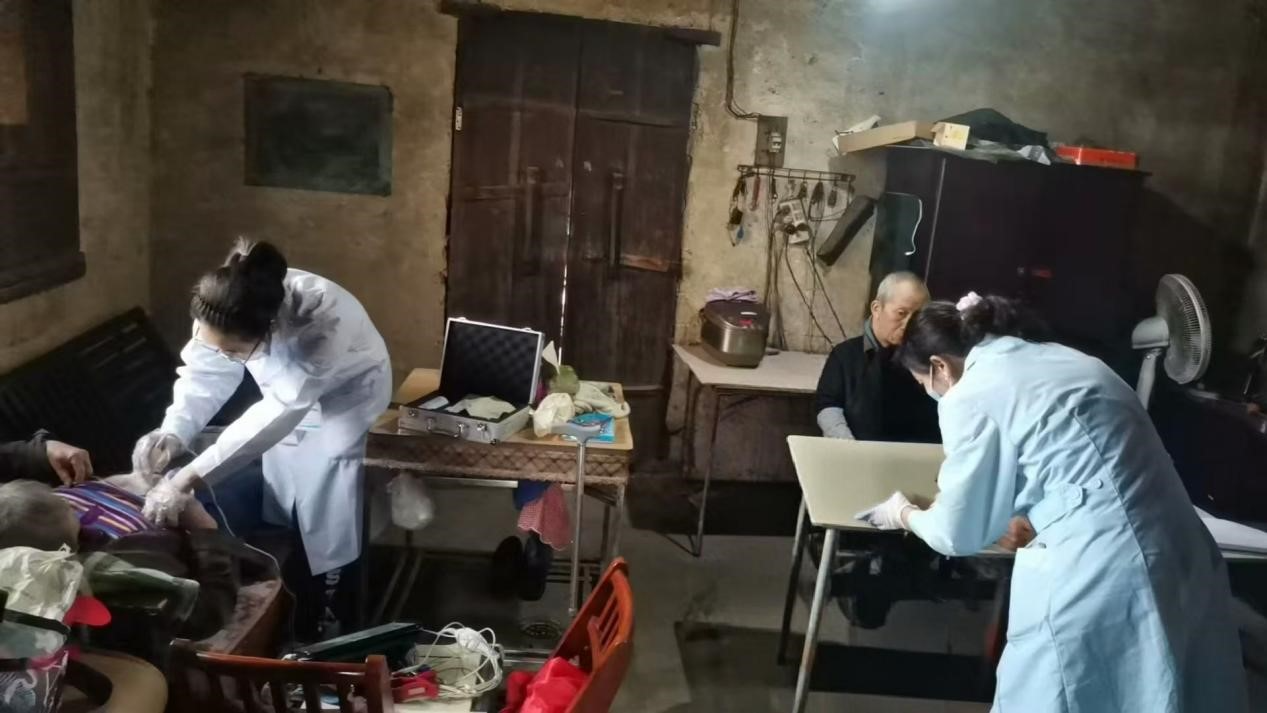 白露塘镇中心卫生院开展夜访农家签约履约行动