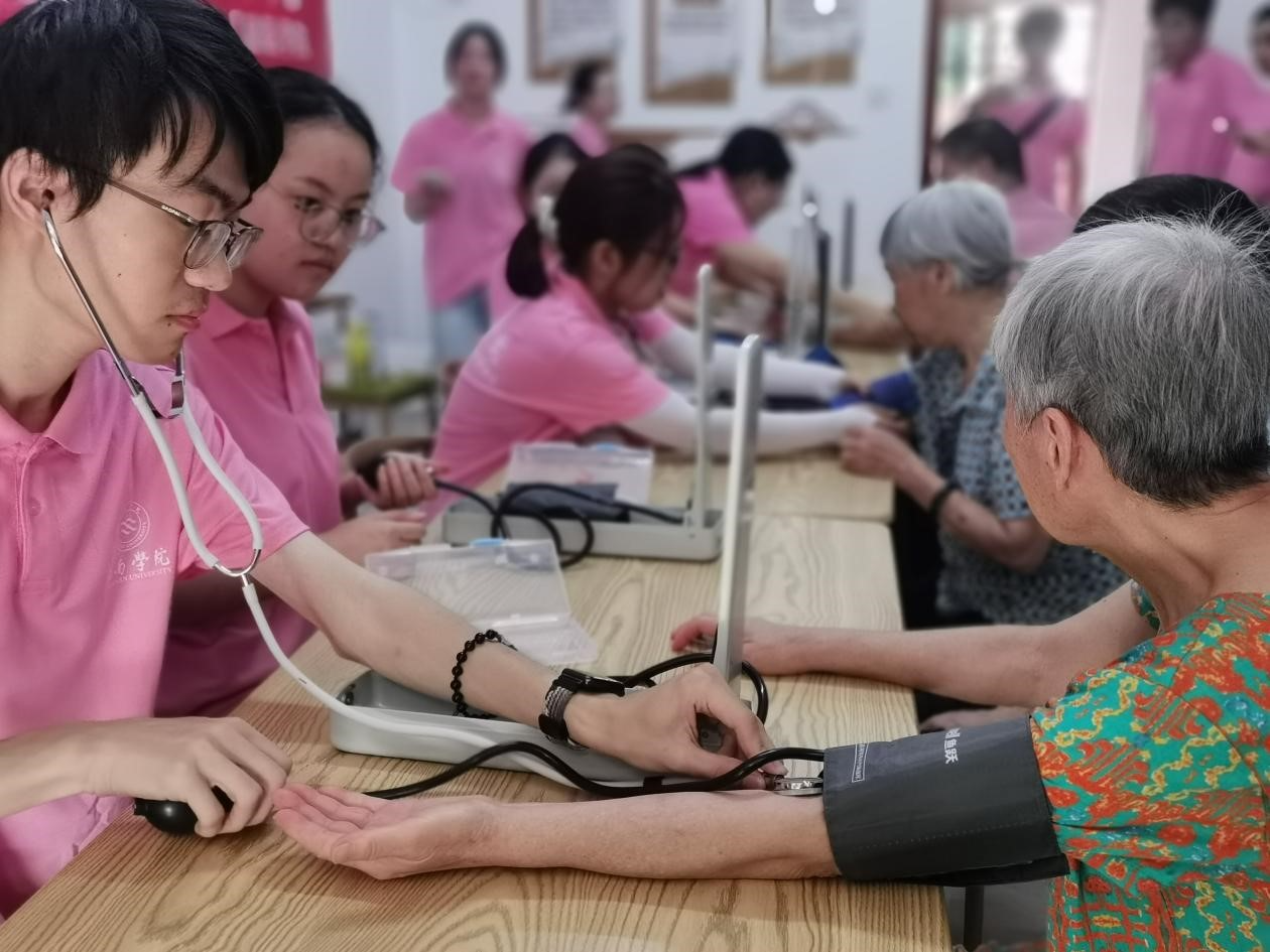 王仙岭街道上白水社区开展入户健康监测活动
