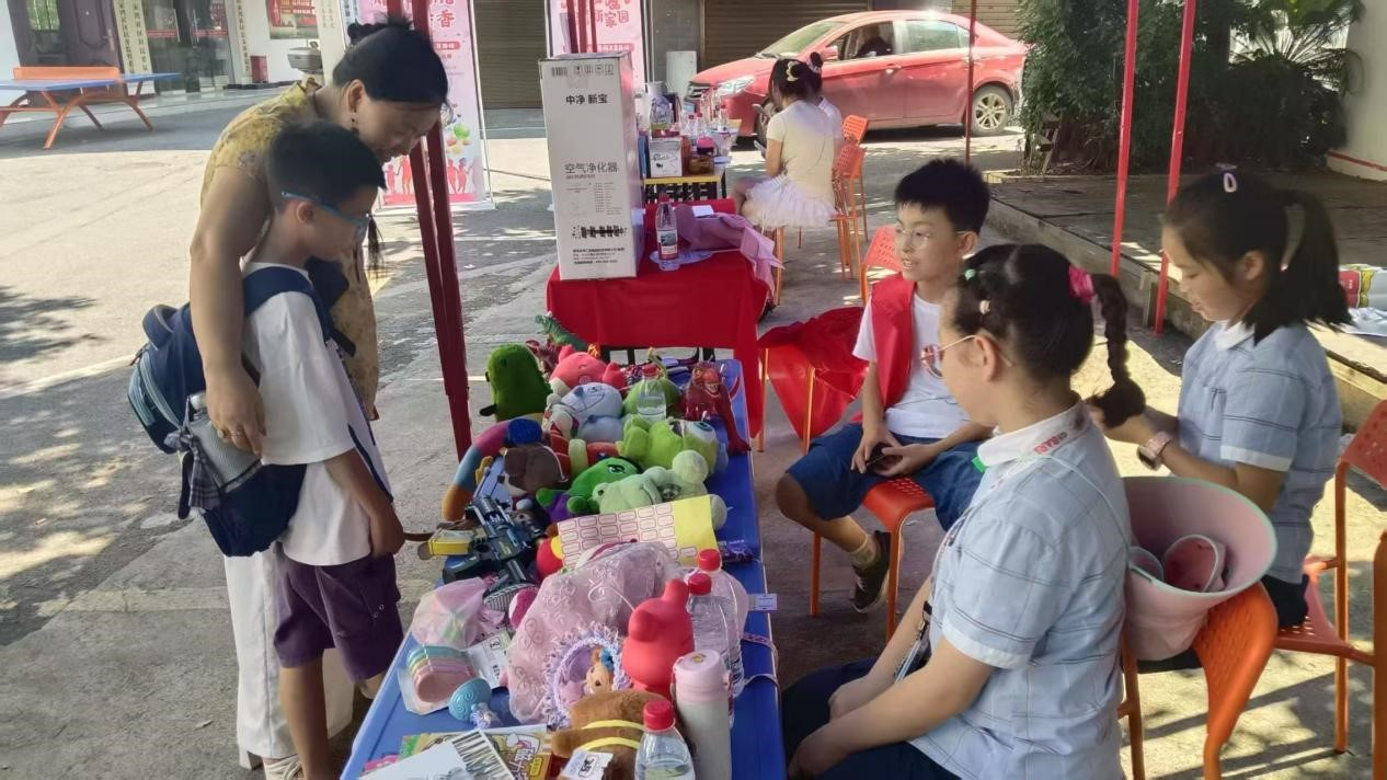 苏仙岭街道陈家湾社区开展公益义卖