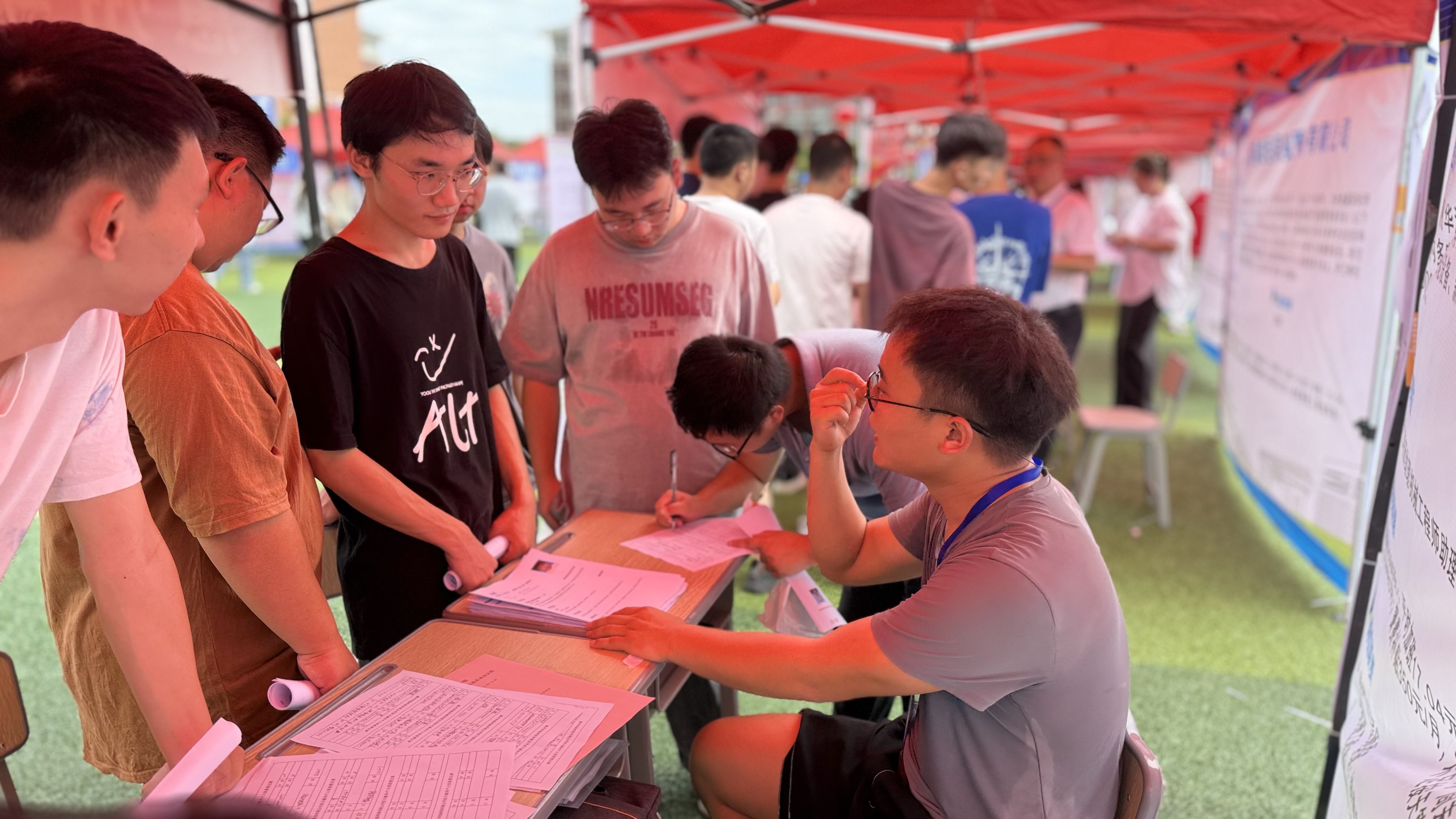 招聘会现场 (12).JPG