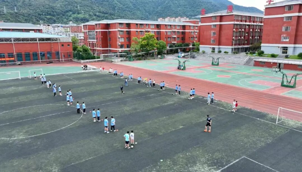 苏仙开学第一课，踢足球+玩科技！