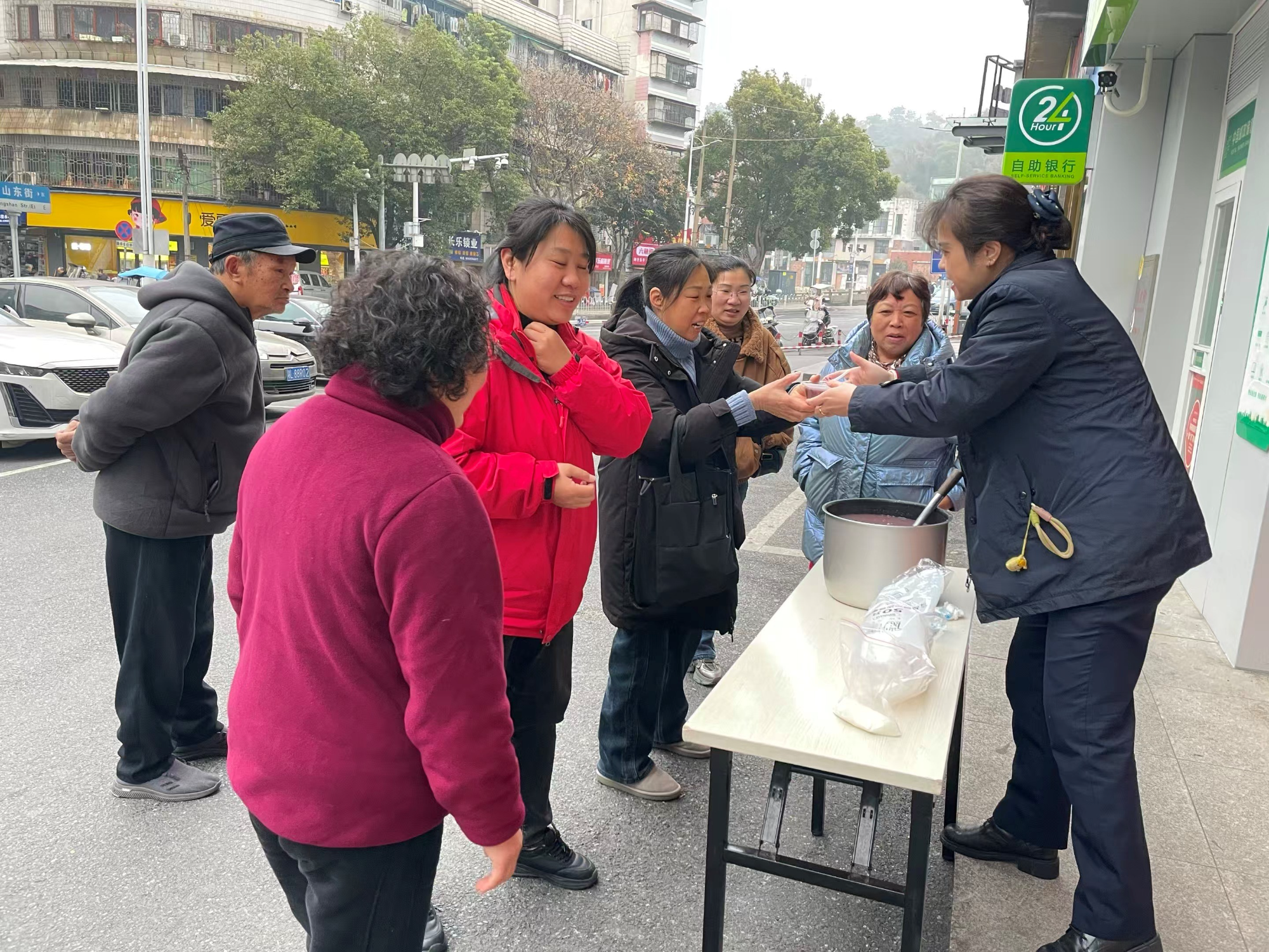 南塔街道东街社区开展“情暖腊八 邻里同心”活动