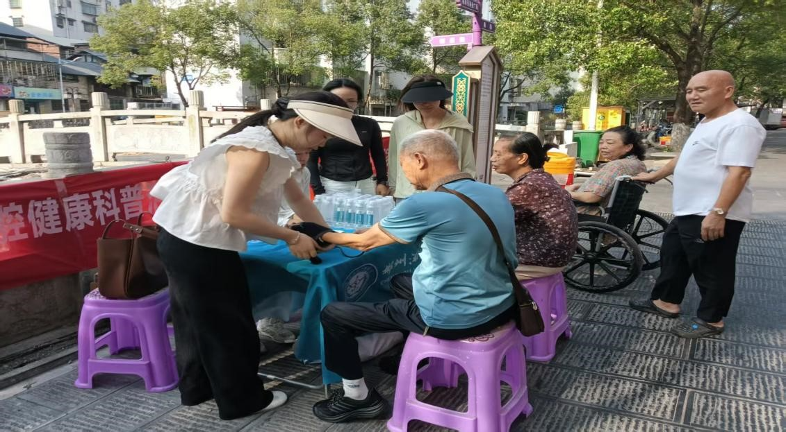 南塔街道扎上街社区开展重阳节免费义诊便民服务活动