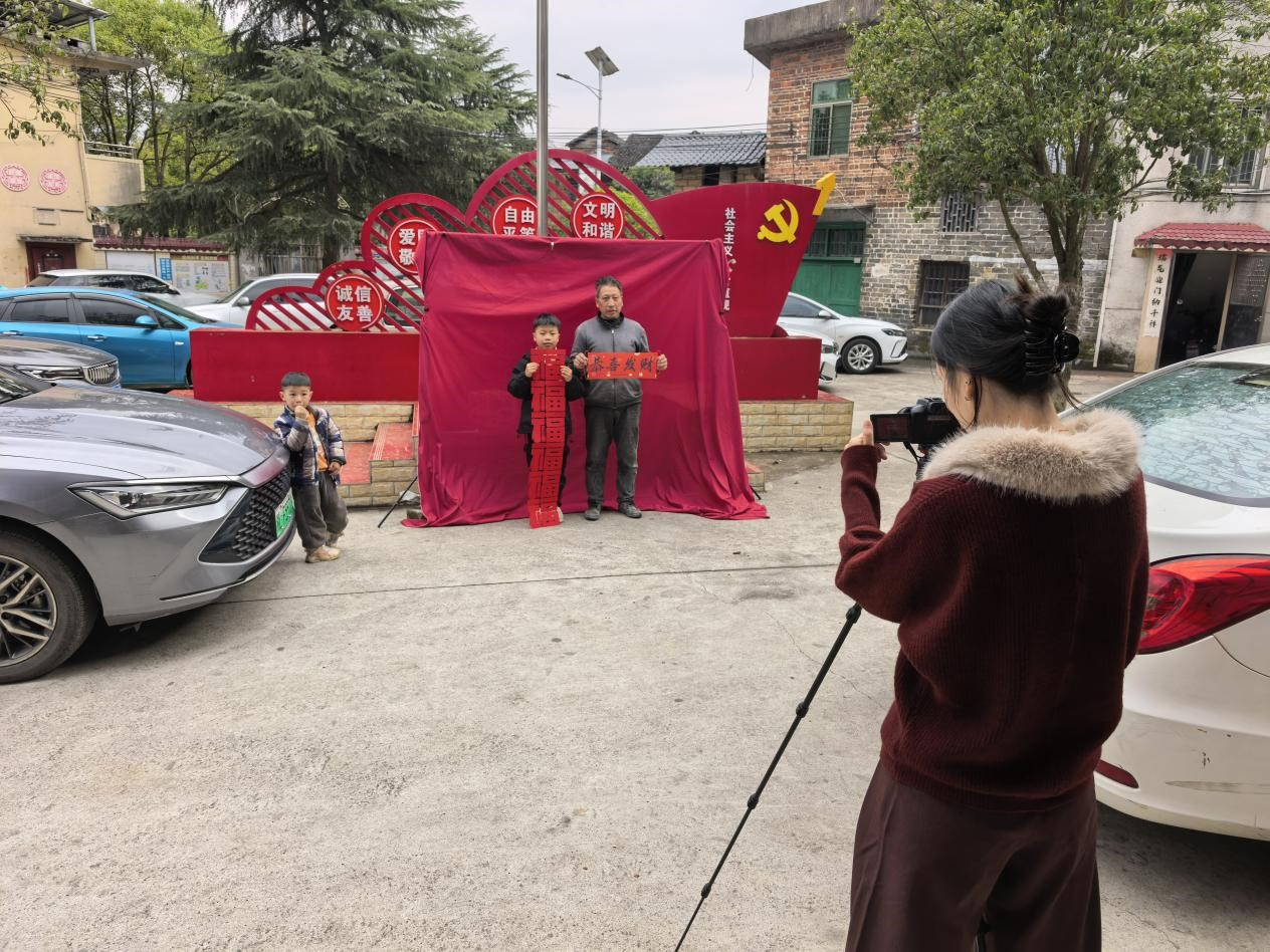 良田镇堆上村、高雅岭村联合组织开展春节公益摄影活动