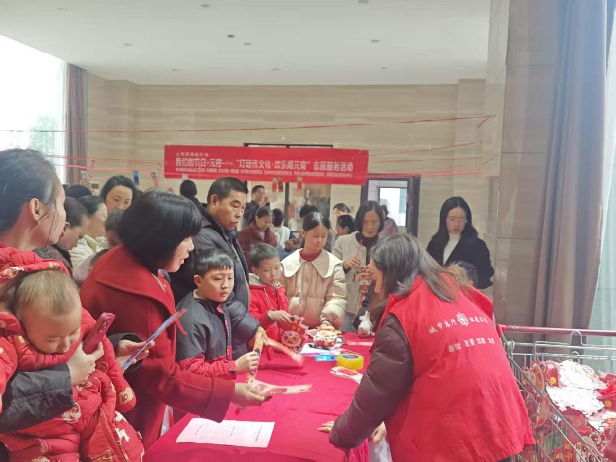 王仙岭街道爱莲湖社区开展“元宵承暖意，福气满家园”活动