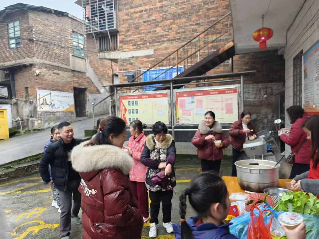 白鹿洞街道山川塘社区开展“品元宵·猜灯谜·暖环卫”主题活动