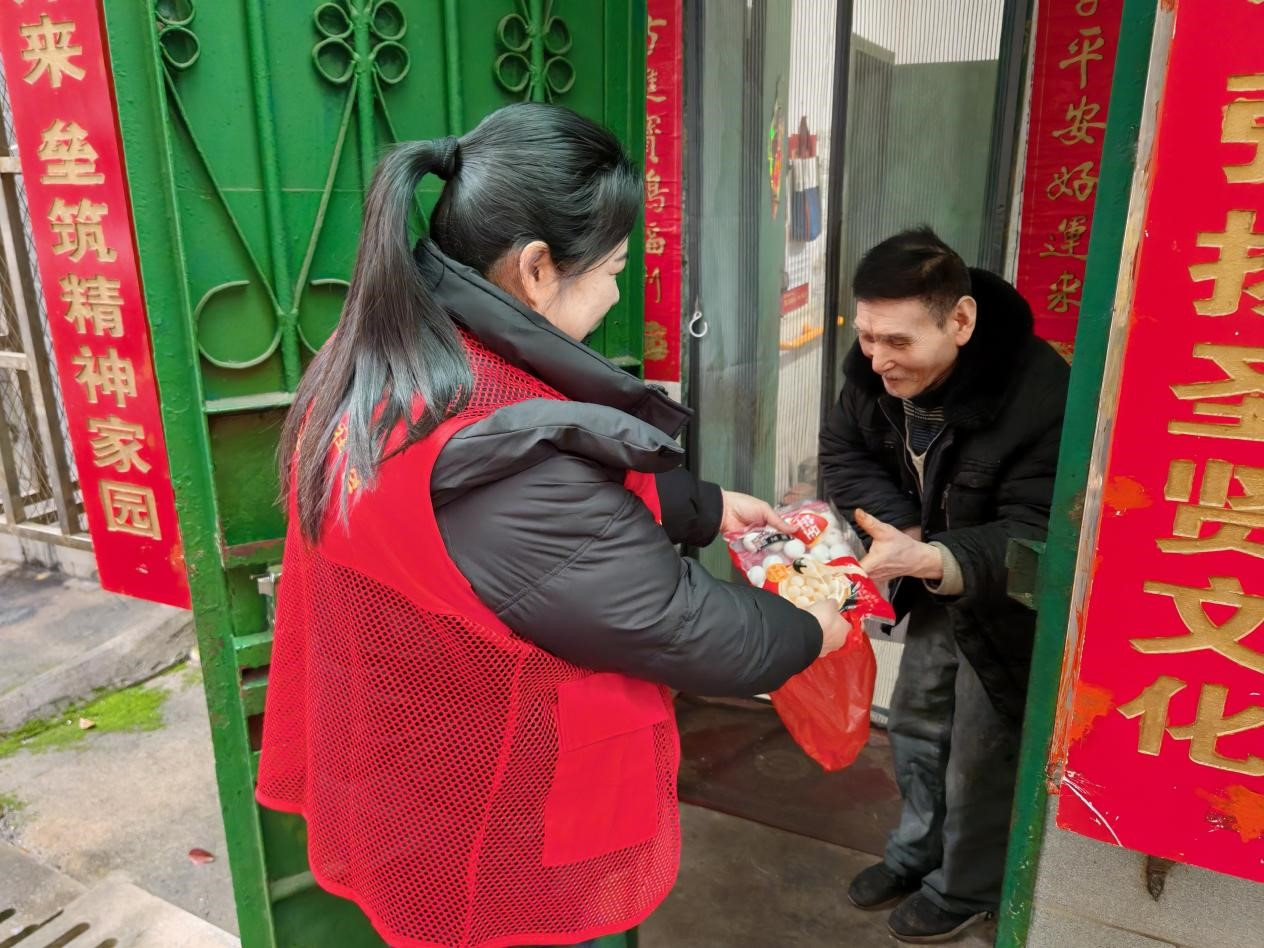 南塔街道裕后街社区慰问独居老人