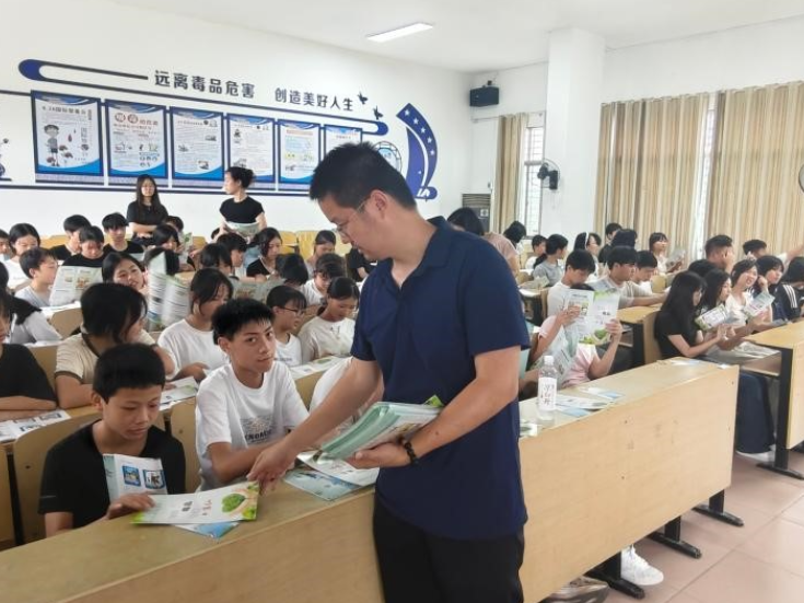 栖凤渡镇开展“护航青春  平安成长”中学生安全法治教育宣讲