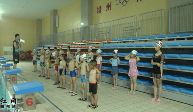 炎炎夏日 游泳成为青少年青睐的运动项目