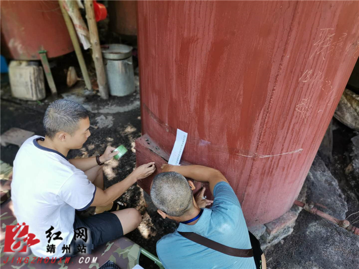 图为执法人员查封锅炉.jpg