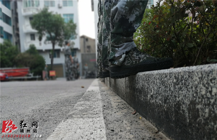为练就挺拔的军姿，训练从严要求.png