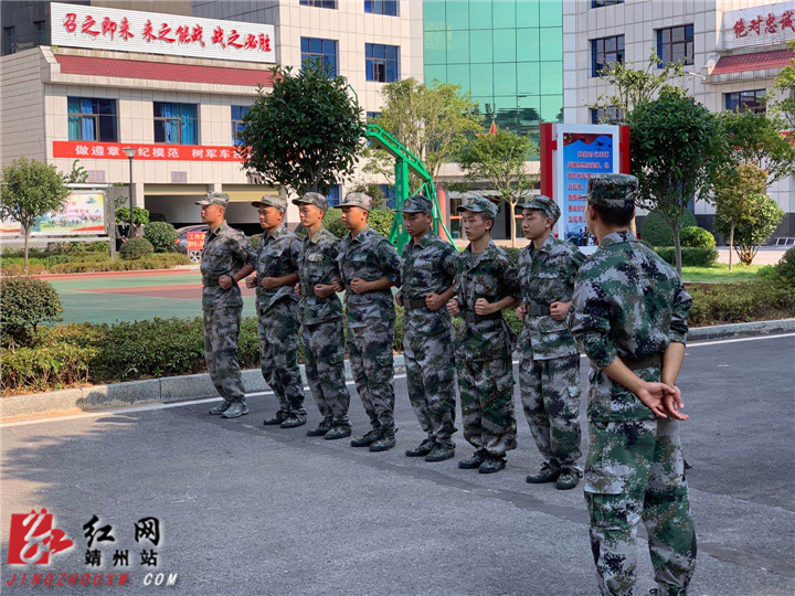 “准新兵”班长耐心讲解队列训练的基本常识和动作.png
