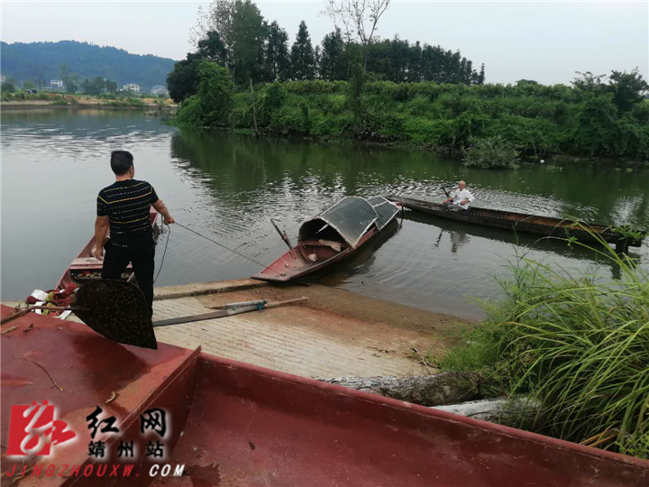 9月2日上午，甘棠镇禁捕巡查队在溪口村对渔船进行起吊上岸引导2.jpg