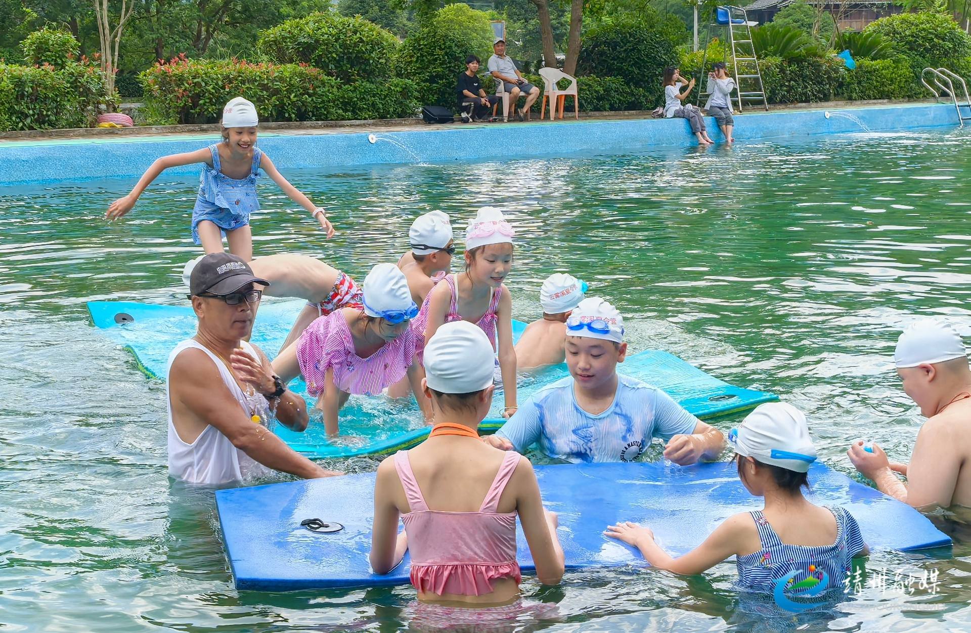 靖州云雾溪游泳夏令营开营 青少年乐享清凉与成长